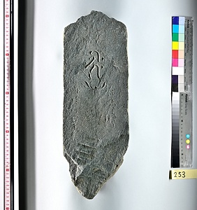 板碑（祇園城跡小山市民病院地点出土品）報告書No.131