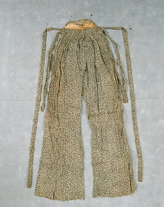 徳川家康御譲品　黒地葵紋付二字霰小紋長袴