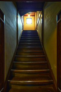 銅御殿 弧状踏面階段