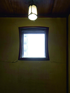 銅御殿 踊り場の窓