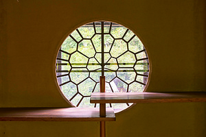 銅御殿 三階応接室 円窓