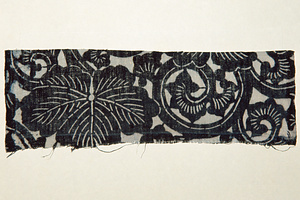 型染布　蔦唐草文