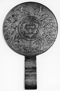 柄鏡　三つ橘紋に蓬莱文