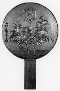 柄鏡　亀甲花菱紋に南天