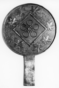 柄鏡　桝入り梅鉢紋に紅葉