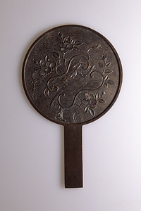 柄鏡　軍配に牡丹文