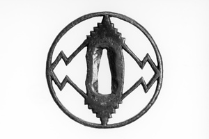 透鐔　杉に松皮菱文