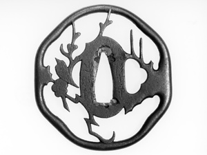 透鐔　梅に鶯文