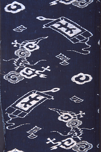 夜具地（部分）　雲龍に巻物文