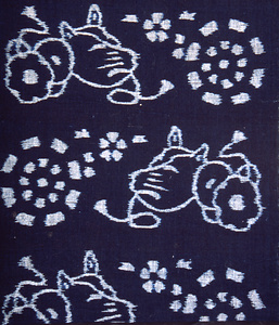 絣布　狐の面と鼓に桜文