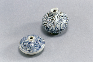 染付蕨手唐草文油壺（右）