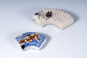 染付獅子牡丹文扇形水滴（下）