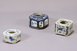 染付松竹梅鶴文盃台（一番右）