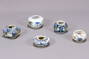 染付梅文盃台（左から三番目）