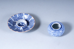 染付網代文盃台（右）