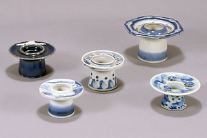 瑠璃釉鶴文盃台（上段左）