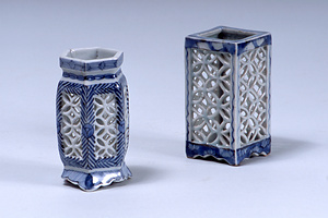 七宝透彫染付草花文箸立（左）