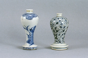 染付松竹梅文神酒徳利（左）