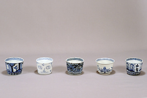 染付唐獅子と芭蕉葉文蕎麦猪口（右から二番目）