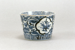 染付格狭間水仙文蕎麦猪口