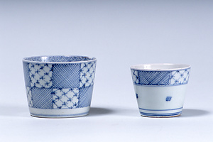 染付市松幾何文蕎麦猪口（左）