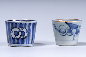 染付鼓に縞地丸文蕎麦猪口（左）