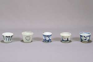 染付月と竹林に蝙蝠文蕎麦猪口（一番右）