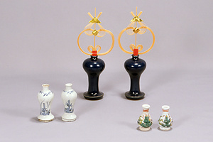 瑠璃釉神酒徳利（中央）