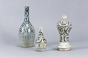 染付蛸唐草文神酒徳利（右）