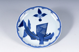 染付皿　熨斗に羽子板文