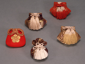 お守袋　牡丹文（中央下）