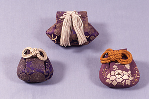 お守袋　蝶に牡丹唐草文（右）