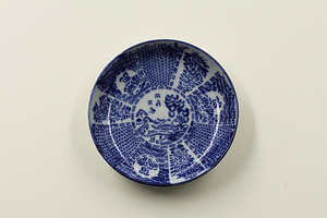 印判染付小皿　「閑居共志」文字と山中風景文