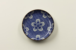 印判染付小皿　重ね桜花文