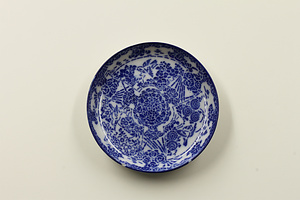 印判染付小皿　菊と桜に鳥文
