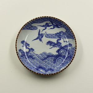 印判染付中皿　松に飛鶴と波文