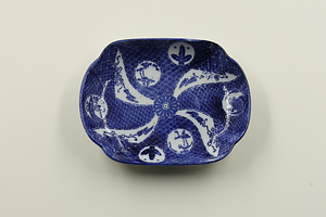 印判染付角皿　菊に鶴亀と竹に松文