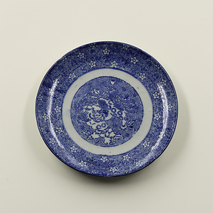 印判染付中皿　牡丹と唐獅子に梅散らし文