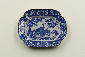 印判染付角皿　松と水辺の鶴文