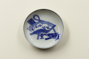 印判染付小皿　水引と飛鶴図扇文