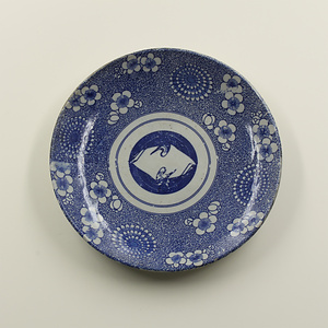 印判染付中皿　向鶴と菊に梅散らし文