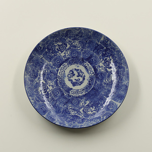 印判染付中皿　菊唐獅子と松竹梅文