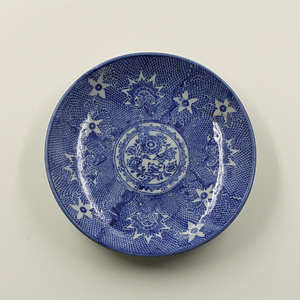 印判染付中皿　菊文