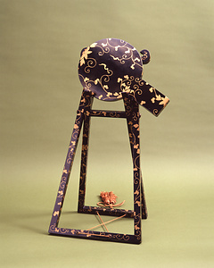 唐草文蒔絵鏡架