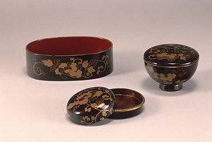 牡丹唐草文黒地金蒔絵化粧道具一式