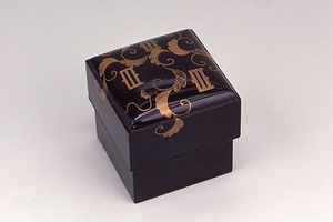 牡丹唐草文黒地金蒔絵五倍子箱