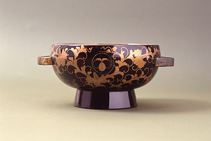 唐草文黒地蒔絵耳盥