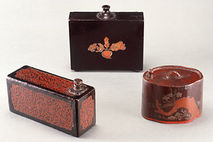 蕪文黒漆酒筒（中央）