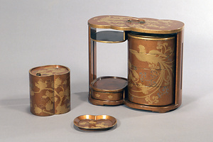 桐に鳳凰文蒔絵提重