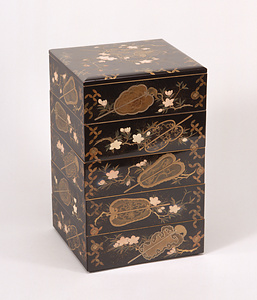 軍配に桜文城端塗重箱